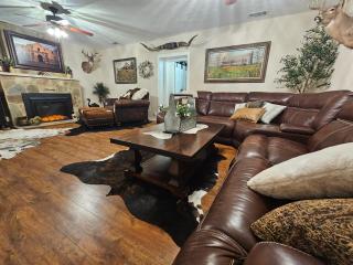 Historic Farmhouse - Tranquil Country Nature Escape - Hondo - 1