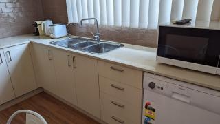 Guesthouse near airport with private access and parking - 2