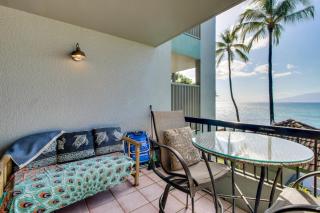 Lahaina Beachfront Condo with Lanai and Pool Access - 2