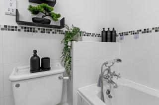Luxury Apartment-CONTRACTORS-Free Parking-Central Location - 5