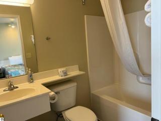 Ground Level Lakeview Room with 1 Double bed suite - Lake City - 4