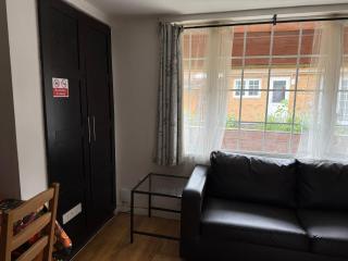 Serene Uxbridge Retreat with Central Heating Free Parking - 0