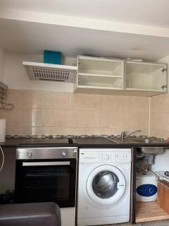 Serene Uxbridge Retreat with Central Heating Free Parking - 9