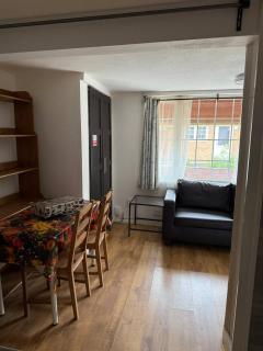 Serene Uxbridge Retreat with Central Heating Free Parking - 7