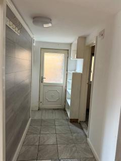 Serene Uxbridge Retreat with Central Heating Free Parking - 4