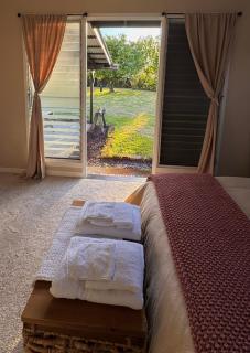 Master Suite with Private Bath 15 min from beach - Hilo - 9