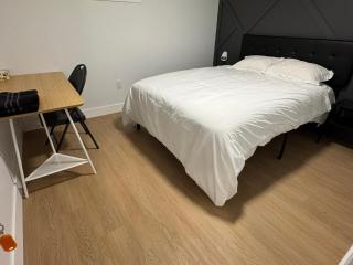 Entire Unit Airport Free Pkg Sep Entrance NewReno - Toronto - 2