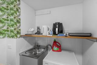 Studio with Balcony Access in Central Bowen Hills - 8