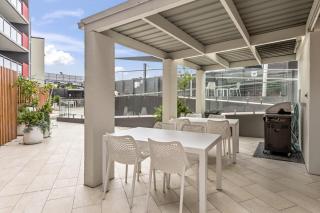 Studio with Balcony Access in Central Bowen Hills - 8