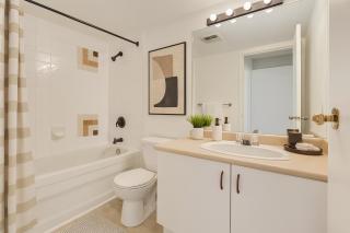 Bright and Airy Two Bedroom Downtown Escape - Vancouver - 2
