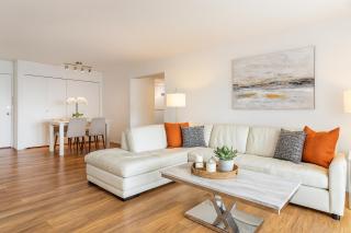 Bright and Airy Two Bedroom Downtown Escape - Vancouver - 4
