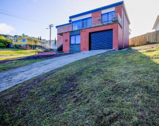 Mountain Views in a Quiet Neighbourhood also Close to CBD - 0