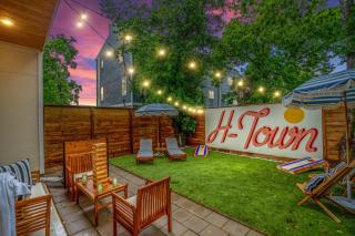 The Bayou Bungalow- 5 mins to downtown, 10 to NRG, Sleeps 12, Amazing backyard! - 0