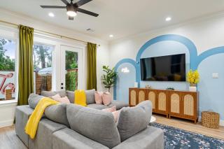 The Bayou Bungalow- 5 mins to downtown, 10 to NRG, Sleeps 12, Amazing backyard! - 4