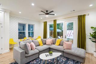 The Bayou Bungalow- 5 mins to downtown, 10 to NRG, Sleeps 12, Amazing backyard! - 3
