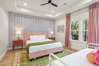 The Bayou Bungalow- 5 mins to downtown, 10 to NRG, Sleeps 12, Amazing backyard! - 3