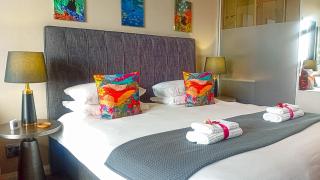 Menlyn Maine Residences - Paris king sized bed - Pretoria - 9