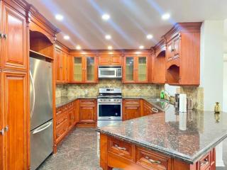 Luxurious Villa with 6BR - Garden - Free Parking - 3