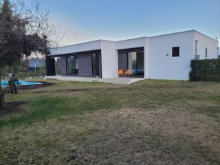 Casa con piscina en Condominio Lago Rapel BLQ - 1