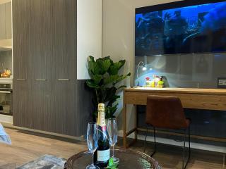 Menlyn Maine Residences - Paris king sized bed - Pretoria - 1