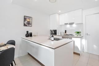 Spacious Central 2BR - Free Parking & Balcony & Pool - 7