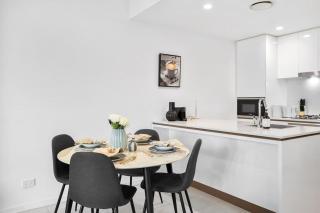 Spacious Central 2BR - Free Parking & Balcony & Pool - 6