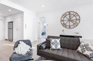 Spacious Central 2BR - Free Parking & Balcony & Pool - 3