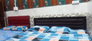 Kanha ji 5 star PG family 12 rooms near lord Krishna temple free pick up service also Activa rent - Mathura - 8