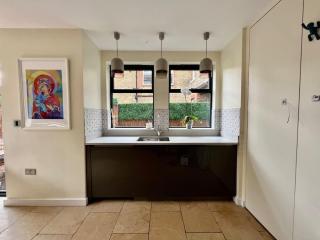 Luxury 4BR Smart Home - Garden - Designer Kitchen - 8