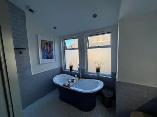 Luxury 4BR Smart Home - Garden - Designer Kitchen - 3