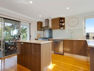 Ocean View Coastal Breeze, Deck and BBQ in Catalina - 2