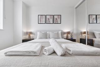 1 Wimbledon 2BR Stylish Coombe Hill Stay w Parking - New Malden - 5