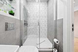 1 Wimbledon 2BR Stylish Coombe Hill Stay w Parking - 2