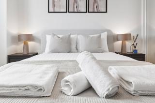 1 Wimbledon 2BR Stylish Coombe Hill Stay w Parking - New Malden - 3