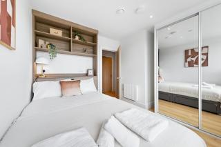 1 Wimbledon 2BR Stylish Coombe Hill Stay w Parking - 6
