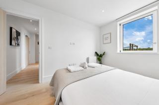 1 Wimbledon 2BR Stylish Coombe Hill Stay w Parking - New Malden - 7
