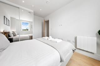 1 Wimbledon 2BR Stylish Coombe Hill Stay w Parking - New Malden - 4