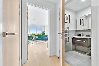 4 Wimbledon 2BR Stylish Coombe Hill Stay w Parking - 1