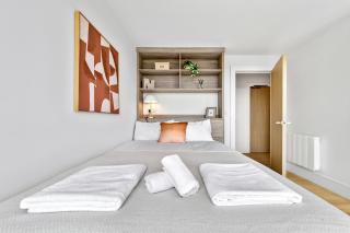 4 Wimbledon 2BR Stylish Coombe Hill Stay w Parking - 9