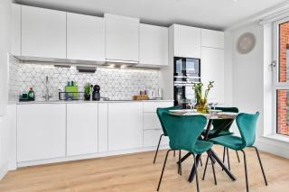 Weekly Deal - 2 Bedroom Apartment by Homestyles Hosts - Short Lets and Serviced Accommodation Wimbledon - Free WIFI & Free Parking - 2