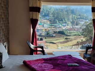 Hotel Revolve Inn - 3