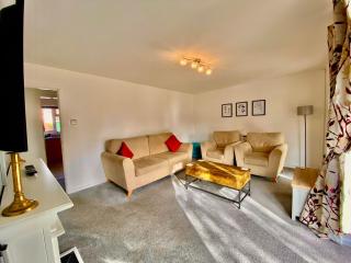 Your Leominster Base - 3BR Home with Garden & Parking - Leominster - 5