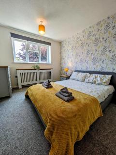 Your Leominster Base - 3BR Home with Garden & Parking - 4