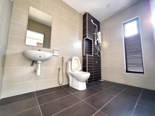 Dato Onn Landed Home 4BR 7pax w Pooltable by Our Stay - 4