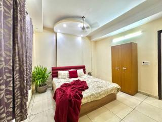 Entire floor 3BHK on main road - 4