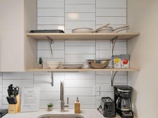 CozySuites NLG - Modern 1BR condo #29 - 2