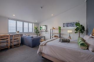 Hermanus Waterfront Studio Apartment , Modern and Cosy with Workspace - 6