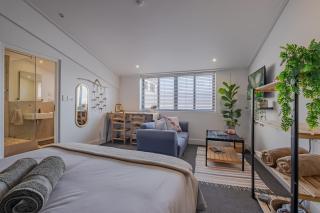 Hermanus Waterfront Studio Apartment , Modern and Cosy with Workspace - 2