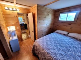 Cozy Lakeside Log Cabin with Kayaks & Arcade Access near Trails in Bitely, Michigan - 8