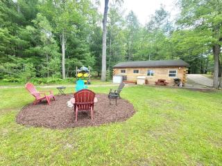 Cozy Lakeside Log Cabin with Kayaks & Arcade Access near Trails in Bitely, Michigan - Bitely - 2